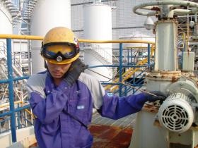 聴診棒を使って機械の点検