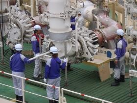 液化天然ガス輸送船から荷揚げ