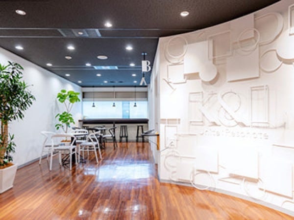 勤務いただくオフィスのエントランスです。