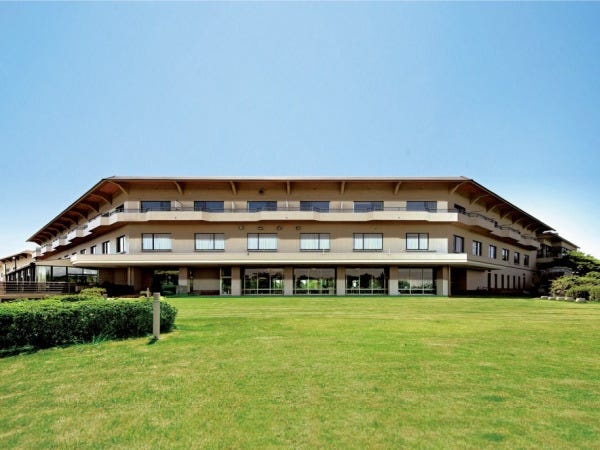 ナチュラルグリーンパークホテルは小野田市千崎の広大な江汐公園内に立地しています。