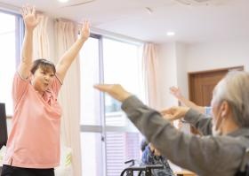 住宅型有料老人ホーム ストレッチ運動中！