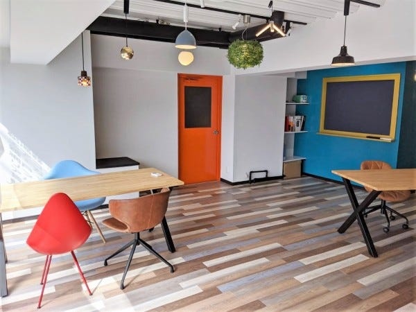 本社事務所内では、平日14時～17時に駄菓子屋さんも営業中！