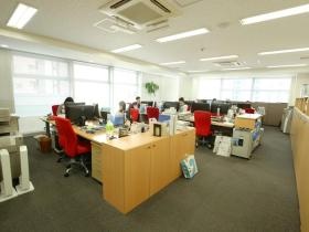 明るくて綺麗な事務所です。