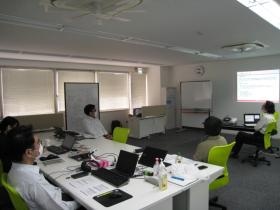 社内勉強会です！それぞれの得意分野の発表です！