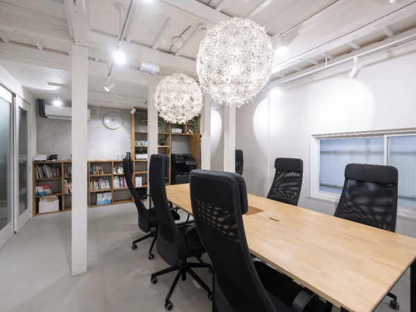 社員が自分の席を持たずに空いている席で働くワークスタイルです。?