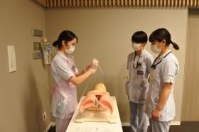 新人看護職員研修中 真剣に技術を学んでいます