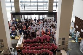 災害対応訓練集合写真 看護学生にもご協力いただいています