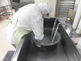 調理器具等の洗浄も行います。見学も随時受け付けています♪