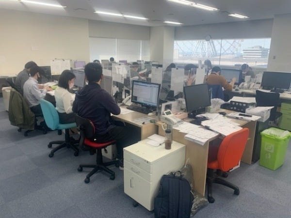 空港近くのりんくうタウン駅から徒歩5分圏内♪大きな窓からは大観覧車が見えるオフィスで快適に働けます。