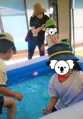 夏はお庭にテントを設置して、その中で水遊びもしています。