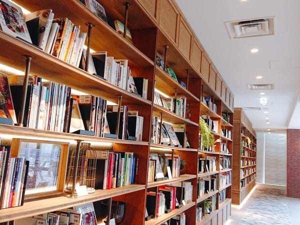 たくさんの本は全て閲覧自由！充実した休憩時間を過ごせます♪6階には休憩用ラウンジも！