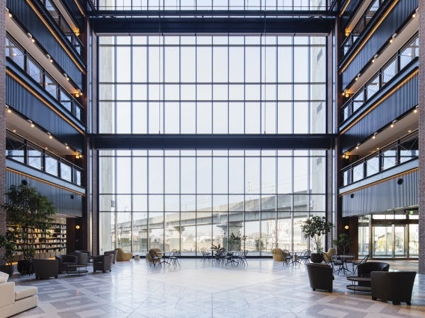 1階アトリウムロビーの様子。稀にテレビの撮影が入ることも…！映画のロケ地になったこともあります！