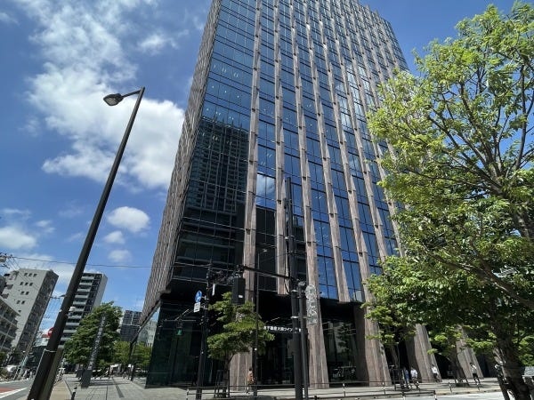 2025年6月に大崎のオフィスに移転しました。キッチンカーやコンビニ併設のカフェスペースもあり、充実したランチタイムを過ごすことができます。