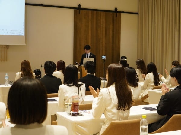 1年に1度の全社総会の様子