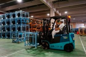 リフト荷役の様子です