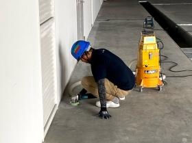 壁際などは、特に丁寧に。