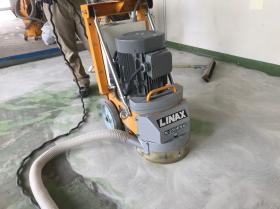 古い床をまずは、はがしたり削って撤去します。