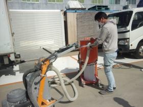 研修は実際に機械を触ってみることから。想像以上に軽いんですよ