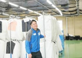 きれいになったユニフォームを運んでいる風景です