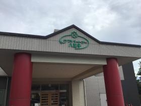 赤い太い柱が力強く皆様をお迎えします！