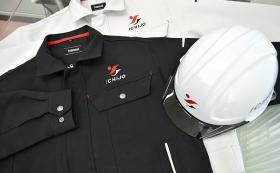 作業服とヘルメット。ロゴ入りです。