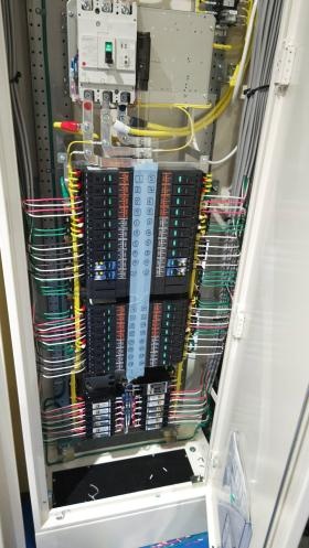 東光電気工事主催の技術研修風景３「きれいに配線できました」