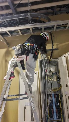 東光電気工事主催の技術研修風景１「ケーブルを引っ張ってきて」