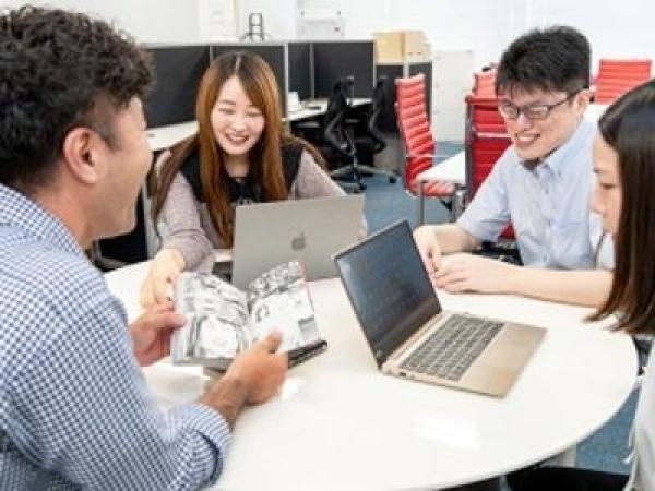 社内は個人のデスクもありますが、広いフリースペースで原稿確認をする方もいます。会議室も複数あり、作家様との打ち合わせも可能です。