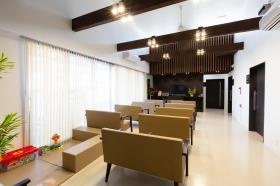 待合室（広々。患者様も受付を向かずお互いリッラクスできます）