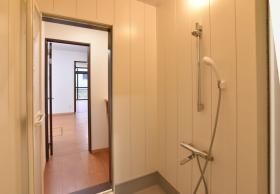 従業員はシャワーを浴びてから豚舎に入ります