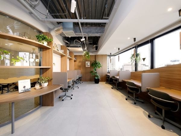 集中ブース。作業に没頭したいときは会話禁止のこちらのブースで集中できます。