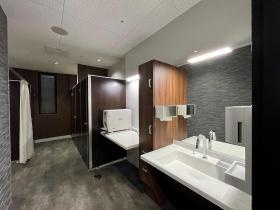 通所リハビリご利用者用トイレ（広々で、介助しやすいです）