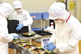 ワタミの宅食 手づくり厨房 製造（盛り込みライン）の作業風景