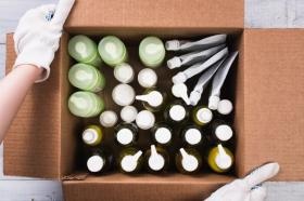 ドイツから商品が届いたら、検品・ラベルをはります。