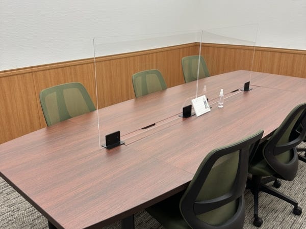 ミーティングスペースとしても使用することもある会議室です。来客対応や採用面接の場としても使用しています。