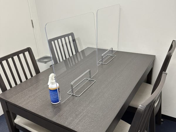 オンオフのメリハリをつけやすいようにスタッフ専用の休憩室を用意してあります。冷蔵庫、電子レンジもあるので快適に昼食をとることができます。