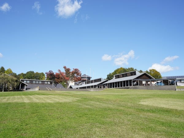 奥に見える建物は木工体験工房や道の駅