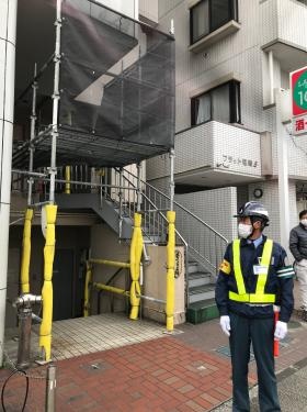 大規模修繕に必要な足場組の警備風景です。