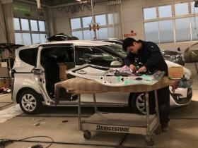 鈑金工場もあり、専門スタッフが磨いております！