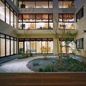 ケアハウスどんぐりの夜の中庭の様子です。