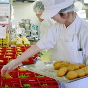 給食センターの様子。毎日心を込めて食事を準備しています♪