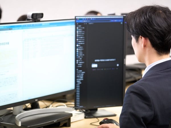 市場規模8兆円超といわれる受託開発ソフトウェア業界で、"圧倒的な高速開発力"を武器に100社から1,000社へと顧客拡大を目指しています。