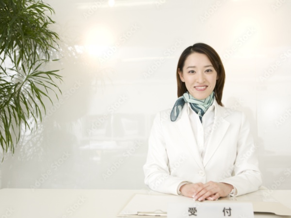 自社オフィスビルの受付スタッフ（未経験者歓迎・学歴不問）