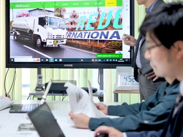 社内での他メンバーとの情報共有や現状報告を行う事も欠かせない業務です。