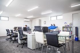 事務所内の様子です。普段は役員・事務員等が２～６名います。