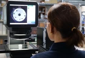 品質管理課の作業風景