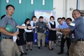 缶ジュースを賭けて、男気ジャンケン中！なぜかカメラ目線、、笑