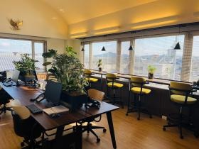 明るく清潔なフリーアドレス事務所です