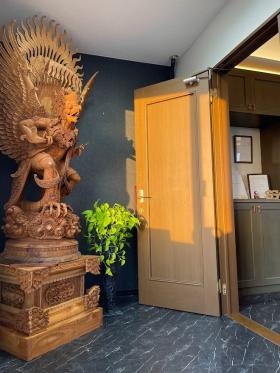 ガルーダ像が出迎えてくれます