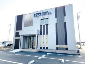 令和２年５月に移転した岡崎オフィス。駐車場も充実（車通勤可）